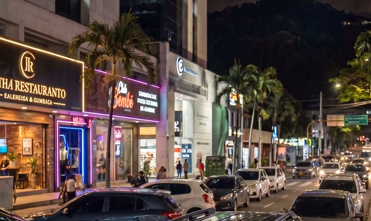 Don Fernando conduciendo de noche en un servicio privado en Cali