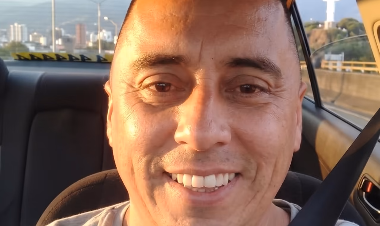 Don Fernando con cinturón de seguridad durante una conducción responsable en Cali