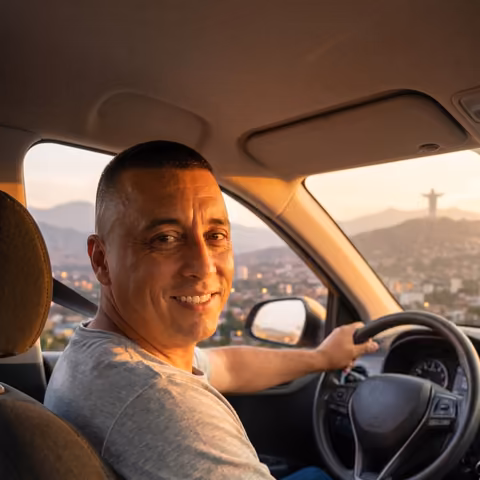Don Fernando al volante, usando cinturón de seguridad en Cali