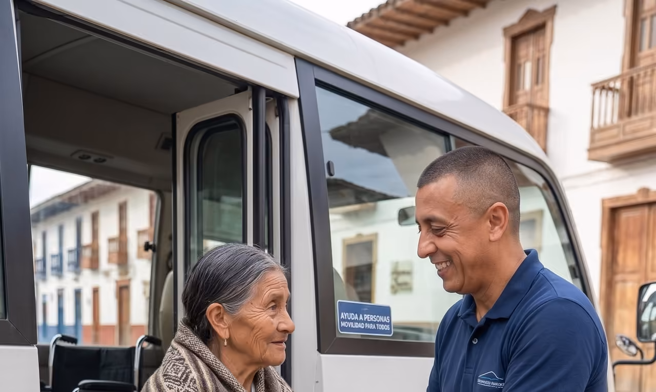 Don Fernando acompañando a una adulta mayor en un transporte especial en Cali